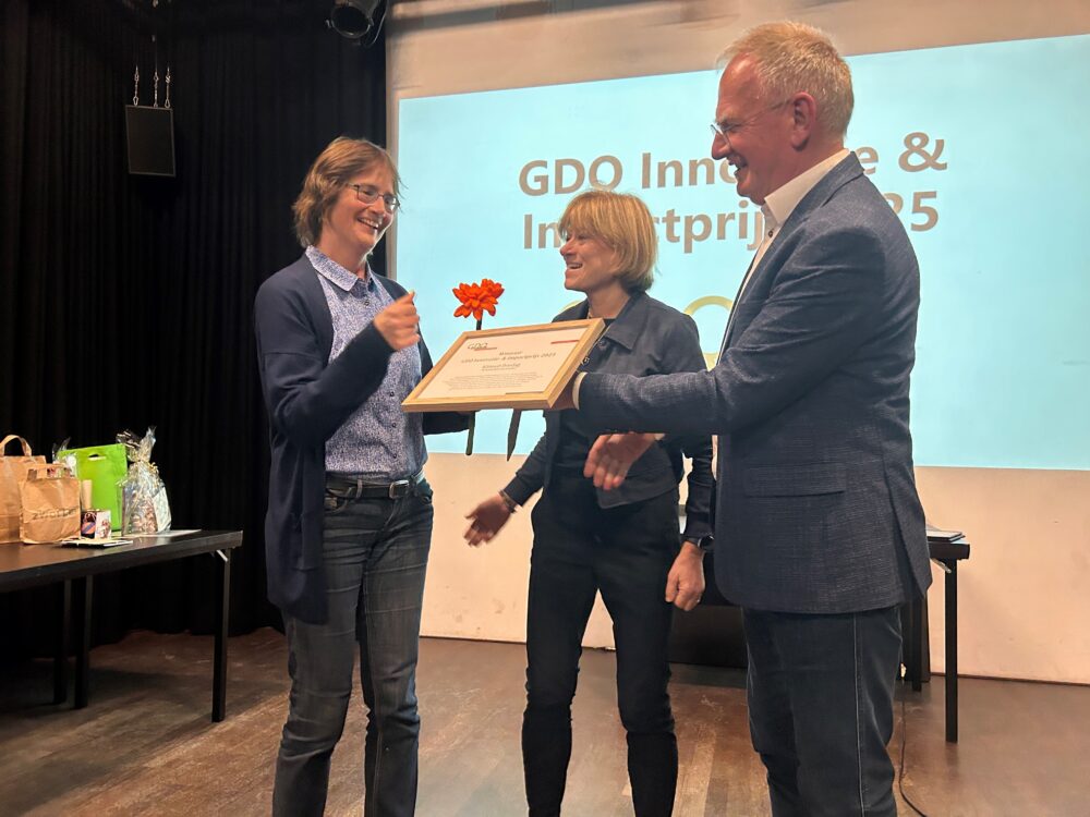 juryvoorzitter overhandigt GDO Innovatie en Impactprijs 2025