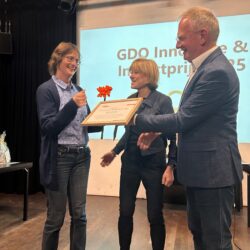 juryvoorzitter overhandigt GDO Innovatie en Impactprijs 2025