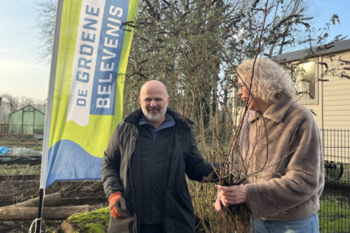 Jan Kramer Wethouder Jan Kramer overhandigt eerste vogelbosje aan Jennifer van Brummelen