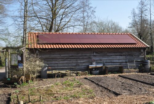 Nieuwe zonnepanelen op het dak van de Schuilhut