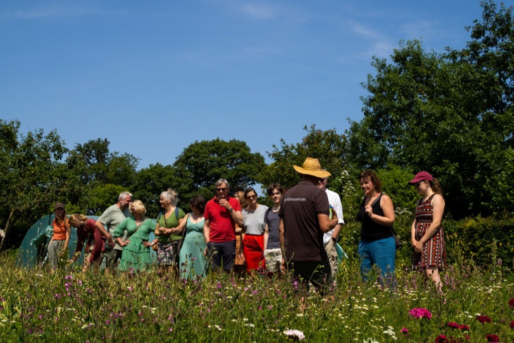 bezoekers bij de Glinstertuin open dag 2024