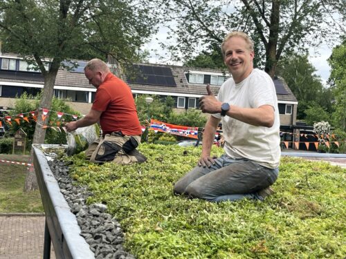 Buurteam leden aan de slag op het dak in Groenhouten Buurteam leden aan de slag op het dak in Groenhouten