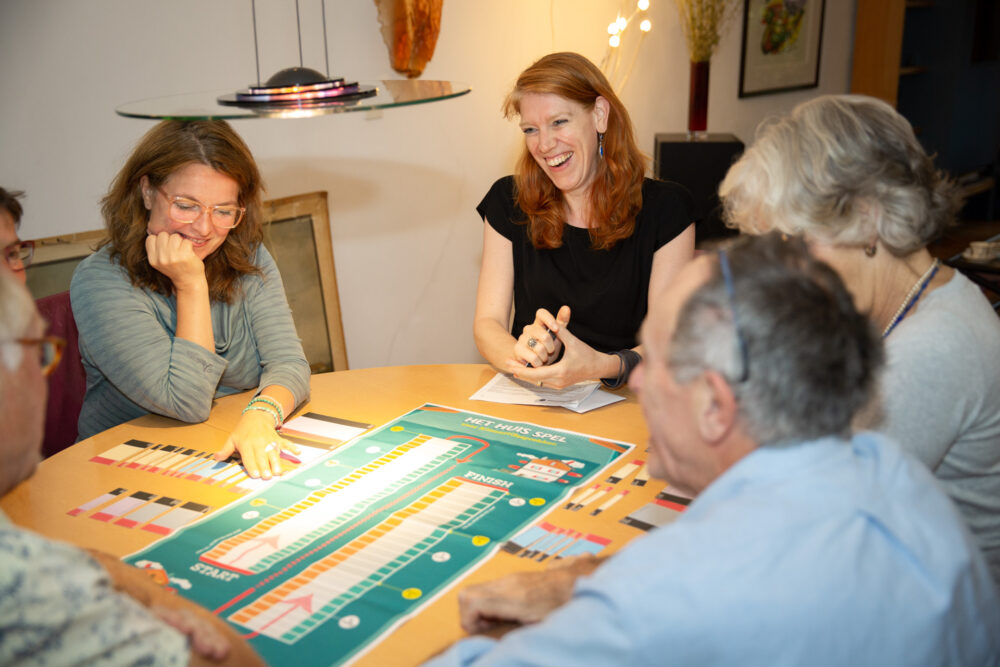 groep aan tafel tijdens workshop Klimaatgesprekken