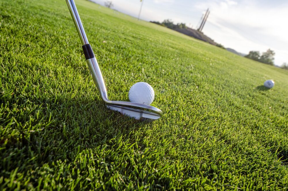 golfclub met op golfbaan
